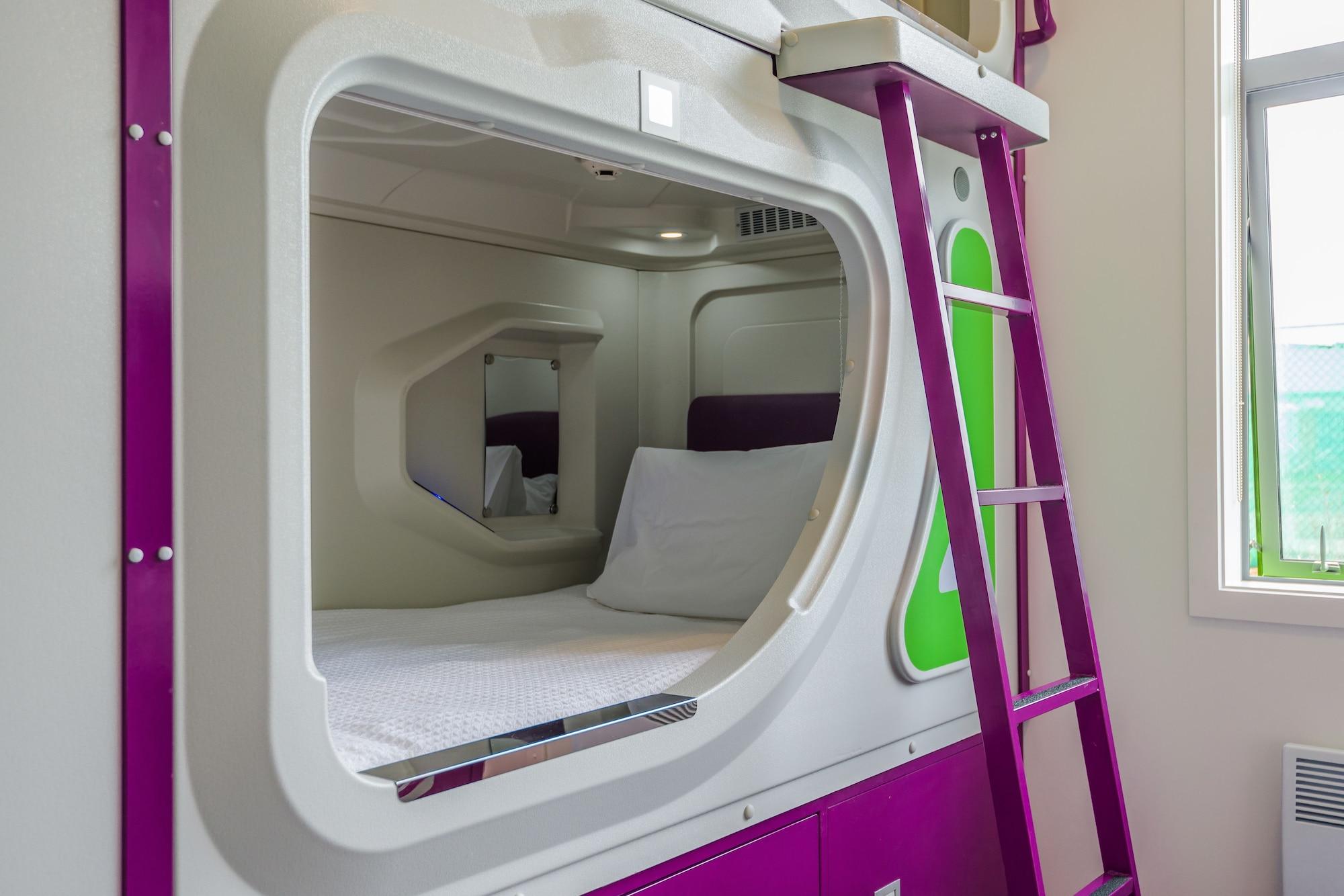 Lylo Christchurch Exteriör bild A capsule bed