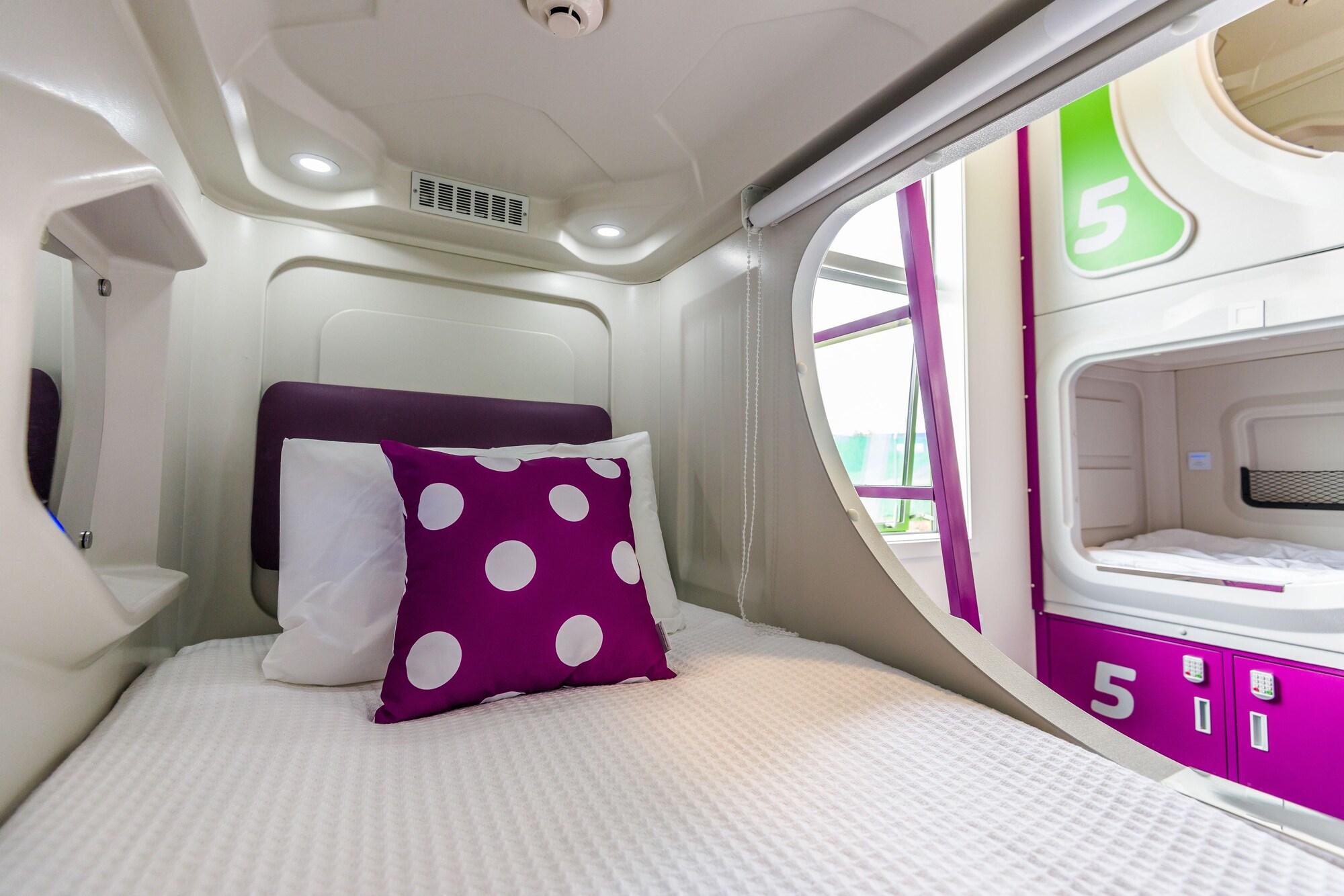 Lylo Christchurch Exteriör bild A capsule hotel in Tokyo