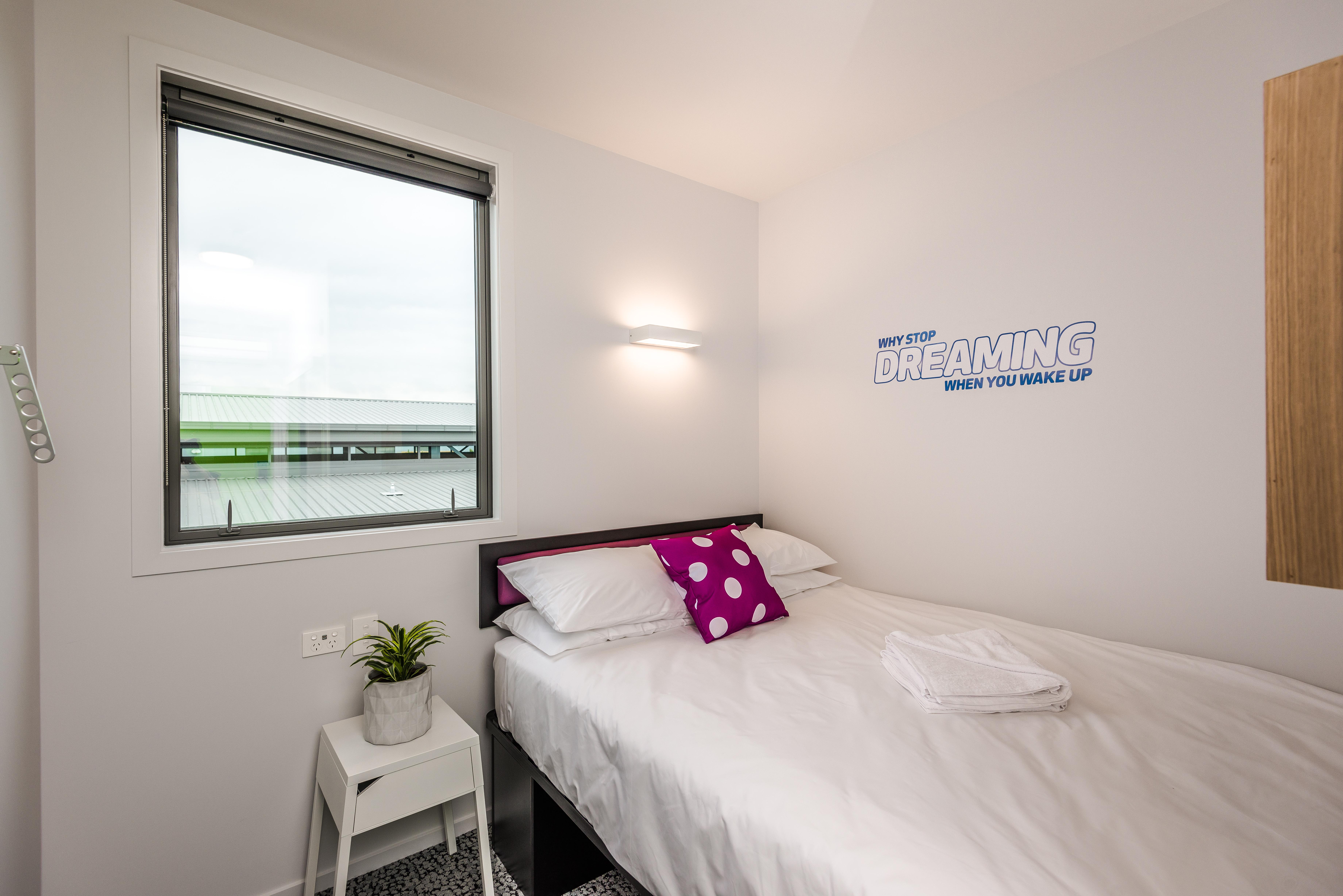 Lylo Christchurch Exteriör bild A room at the Dreaminn hotel in Madrid, Spain