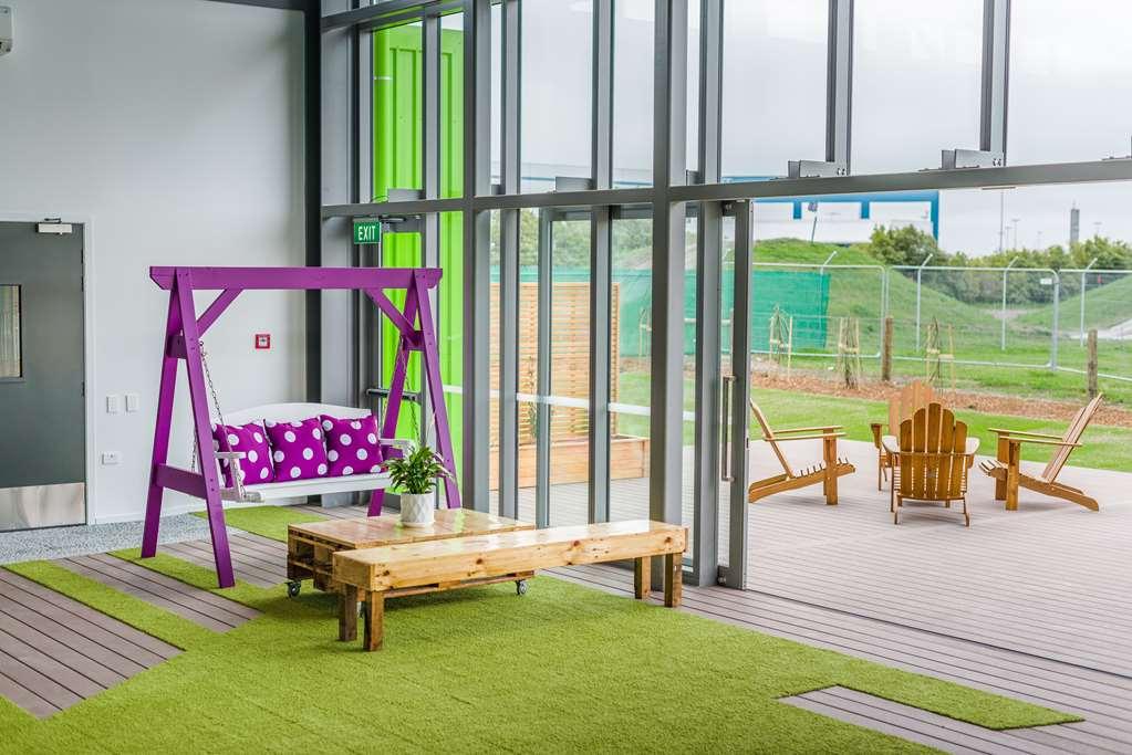 Lylo Christchurch Bekvämligheter bild The courtyard at the new school