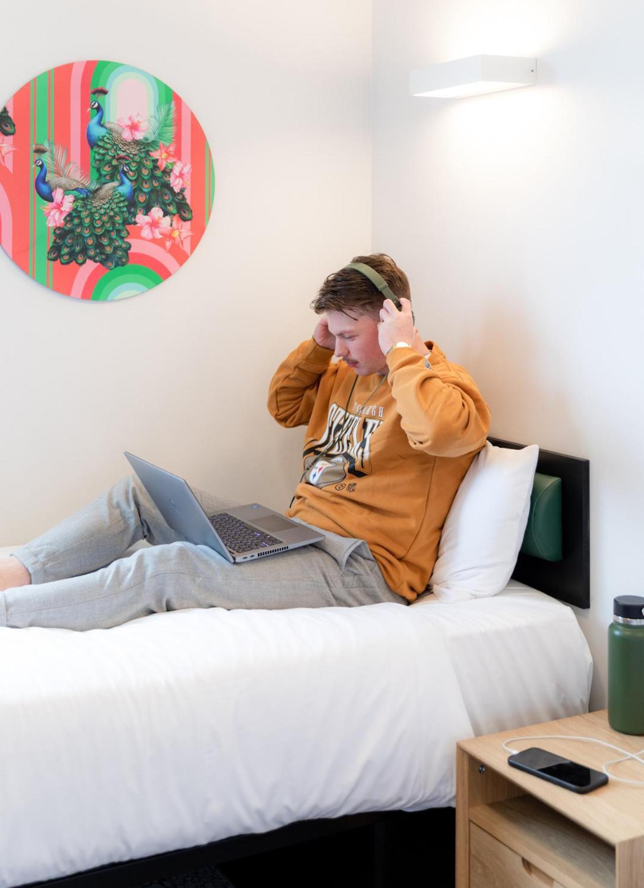 Lylo Christchurch Exteriör bild A student studying in a bedroom