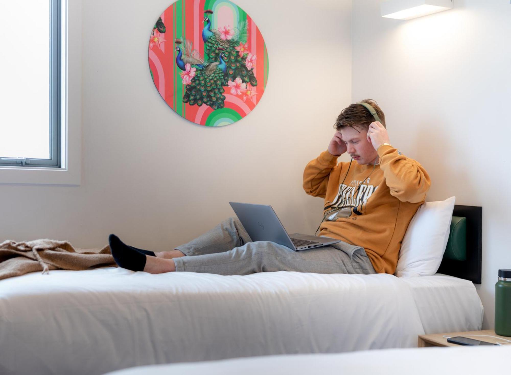 Lylo Christchurch Exteriör bild A student in a bedroom at the University of Tasmania's New College