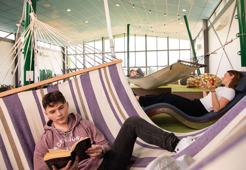 Lylo Christchurch Bekvämligheter bild Students relaxing in the library