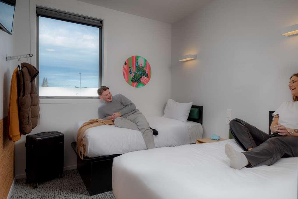 Lylo Christchurch Rum bild A room at the hotel