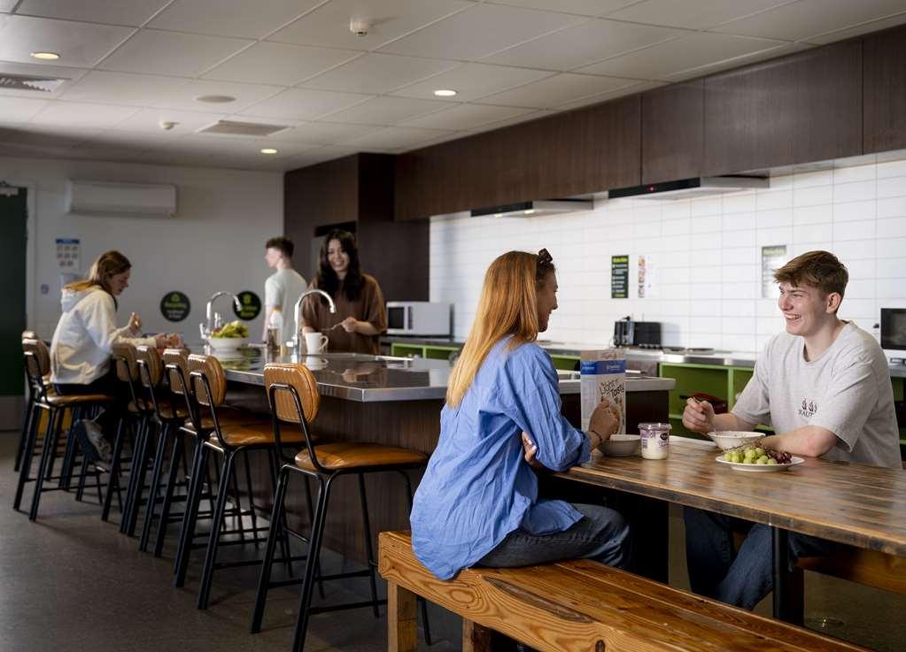 Lylo Christchurch Bekvämligheter bild The kitchen in a shared house