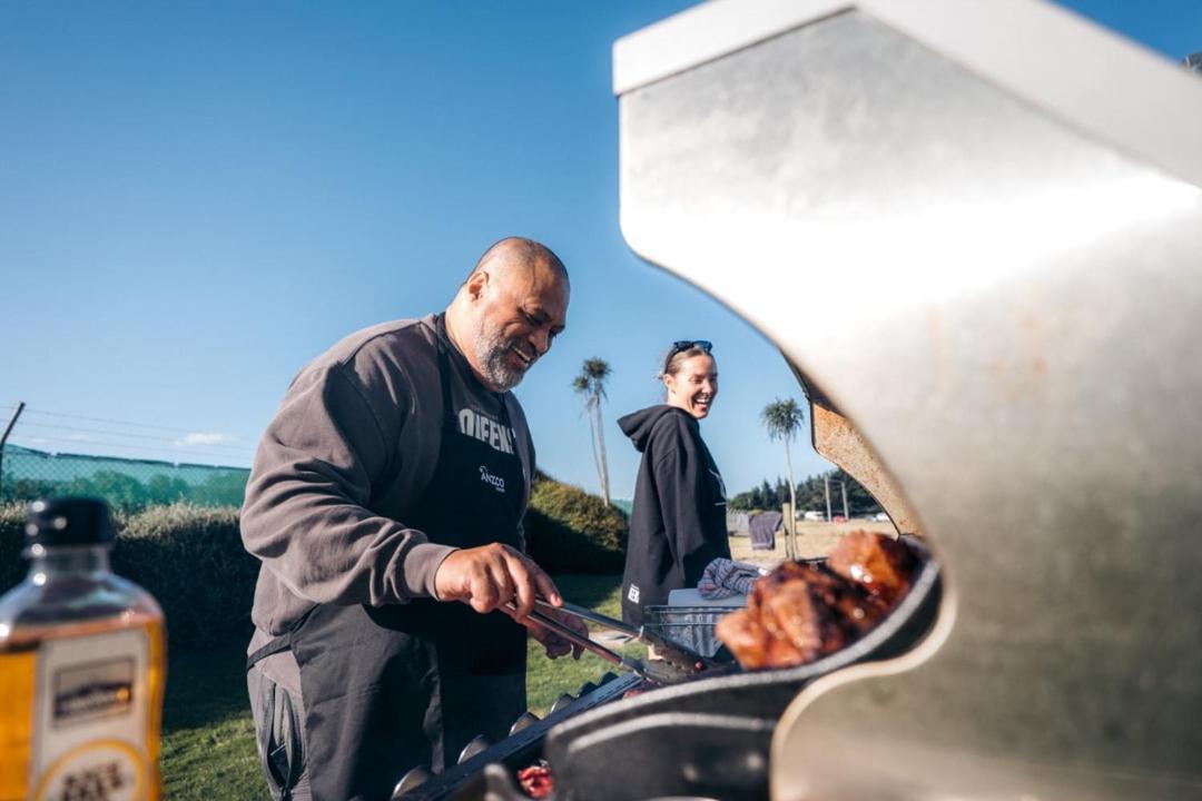 Lylo Christchurch Exteriör bild A man cooking a barbecue